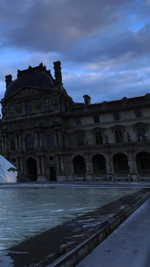 法国巴黎著名旅游景点卢浮宫清晨日出延时视频18秒视频