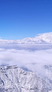 攀登雪山登顶后环顾实拍雪山视频