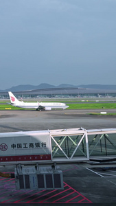 机场飞机运载旅客视频