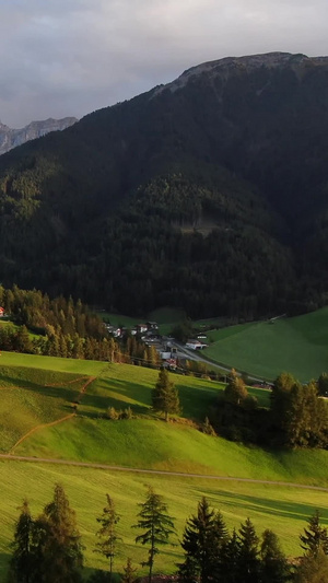 无人机航拍夕阳照耀下的阿尔卑斯山谷74秒视频