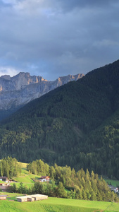 日落下的阿尔卑斯山区著名的富纳斯山谷延时视频视频