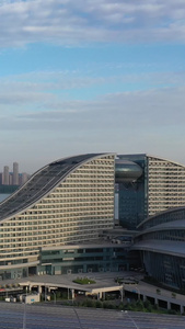 航拍武汉地标国际博览中心和杨泗港长江大桥视频