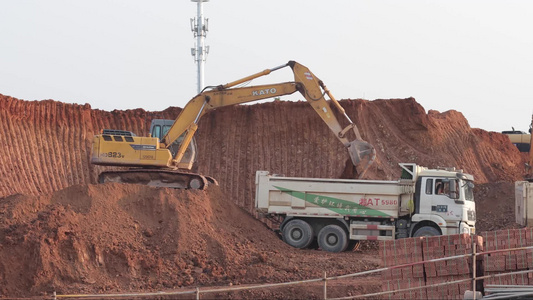 实拍建筑工地土方运输视频