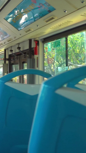 行驶中空无一人的公交车合集41秒视频