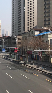 武汉新冠肺炎封城期间空旷无人的道路交通视频