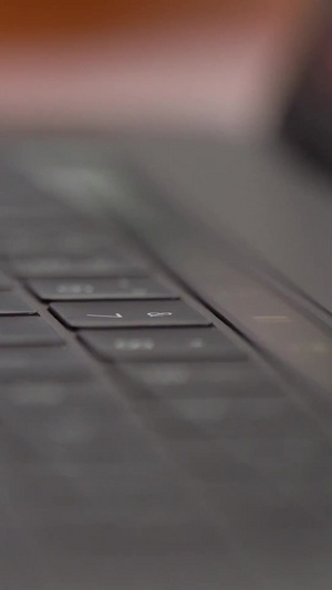 手在键盘上打字按下空格键7秒视频