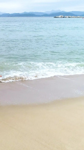 海边沙滩上奔跑的少女视频