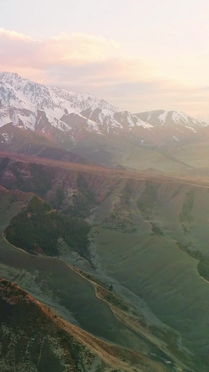 青海昆仑山脉日照金山7秒视频