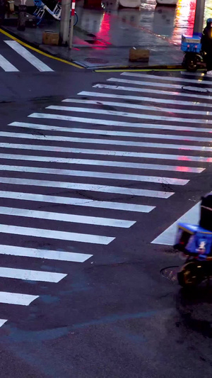 下雨天十字路口过斑马线的人群合集106秒视频