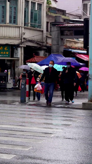 下雨天撑伞过马路的行人合集163秒视频