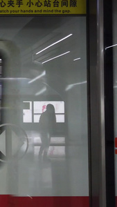 城市立体交通地铁进站的列车视频