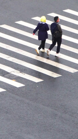 下雨天撑伞过斑马线的行人合集71秒视频