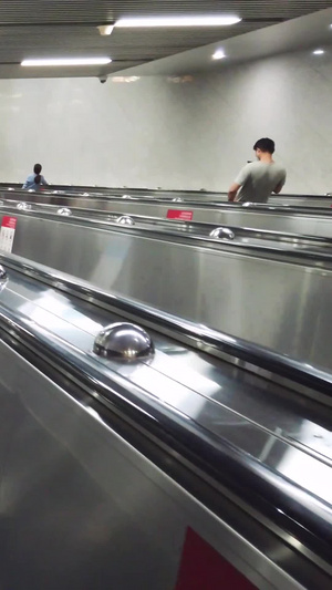 城市地铁轨道交通下行楼梯通道素材47秒视频