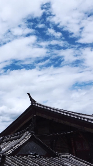 延时摄影风光云南丽江古城古建筑屋顶蓝天白云天空流动的云素材16秒视频
