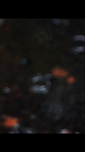雨天落在石板地上与水泥质容器中的雨滴升格慢动作拍摄44秒视频