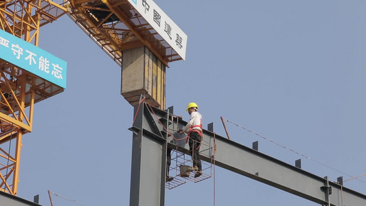 实拍建筑工地钢构厂房搭建视频