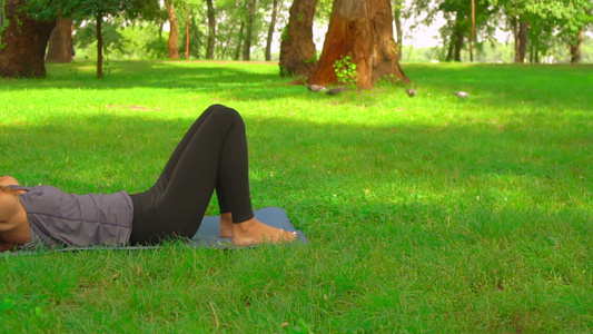 瘦瘦女人在公园里练麻草视频