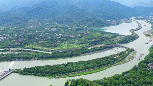 四川省成都市都江堰市都江堰景区宝瓶口鱼嘴分水堤飞沙堰古建筑天府之国历史文化航拍视频