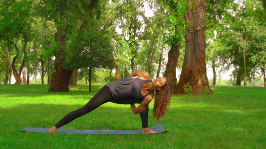 在公园里练瑜伽的瘦瘦女人视频