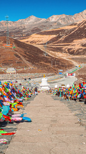 折多山观景台经幡人群延时蓝天白云19秒视频