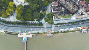 航拍风光城市长江汛期沿江大道交通道路车流与道路平齐的长江水面素材47秒视频