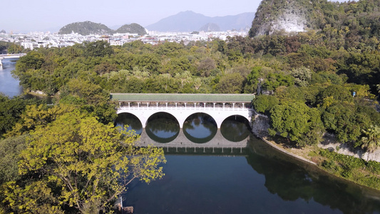 4k航拍桂林宋代古老的桥梁著名景点七星公园里的花桥视频