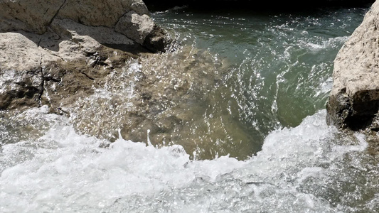 山间的河流视频