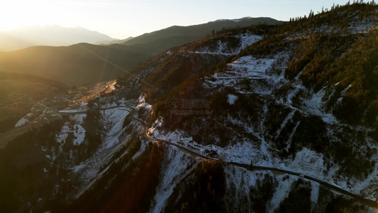 云南香格里拉雪山公路视频