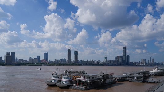 延时摄影蓝天白云自然风光天空码头游船长江江景4k素材视频