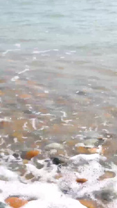 海浪拍打在鹅卵石上合集视频