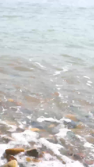 海浪拍打在鹅卵石上合集64秒视频
