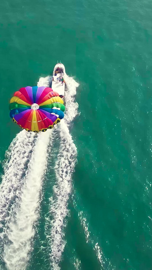 航拍海上极限运动拖伞夏季海边55秒视频