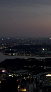 黄昏时分万家灯火的城市夜景城市交通视频