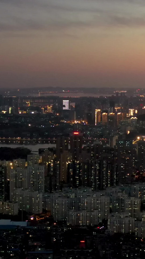 黄昏时分万家灯火的城市夜景天际线20秒视频