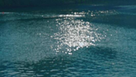 4k阳光下的湖面波光粼粼星光点点视频