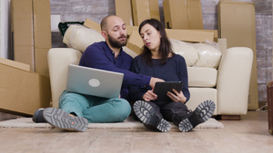 夫妻在他们的新公寓中的一对夫妇坐在地板上11秒视频