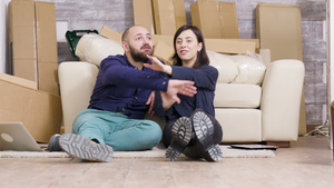 年轻夫妇坐在他们新公寓的地板上13秒视频