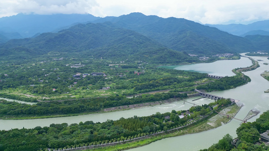 四川省成都市都江堰市都江堰景区宝瓶口鱼嘴分水堤飞沙堰古建筑天府之国历史文化航拍视频