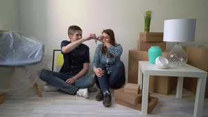 家庭夫妇搬到新公寓11秒视频