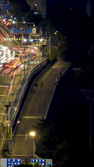 延时素材夜晚划过城市的车轨高架桥12秒视频