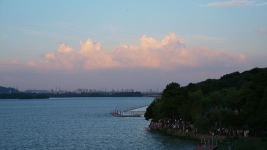 城市蓝天白云天空自然湖景风光街景休闲娱乐的人群4k素材视频