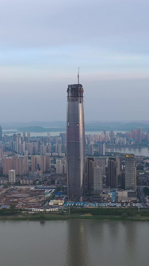 航拍风光城市武汉城市建设长江边最高楼绿地中心素材写字楼26秒视频