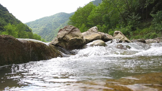 山间的小溪河流江水瀑布视频
