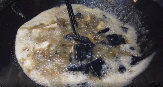 炸制臭豆腐[臭干]视频