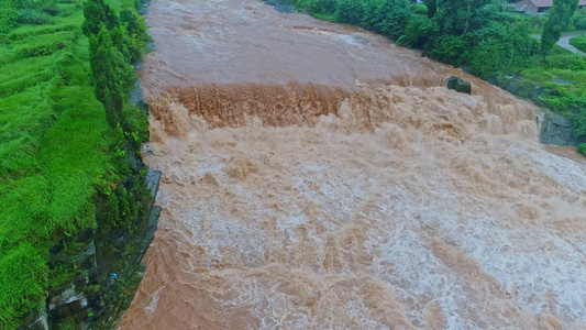 自然灾害梅雨季洪水暴雨后的中滩瀑布航拍视频