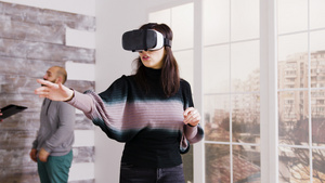 女建筑师在公寓使用虚拟现实护目镜13秒视频
