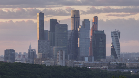 莫斯科市商业中心日落时,摩天大楼倒塌。从麻雀山上观看。俄罗斯视频