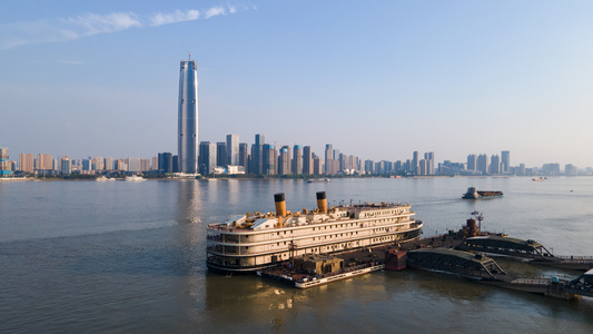 航拍长江上的豪华游轮城市4k交通素材视频