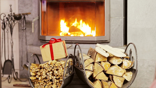 美丽的壁炉装饰 在圣诞节前夕的礼物视频