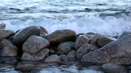 湖水拍打岸边石头视频